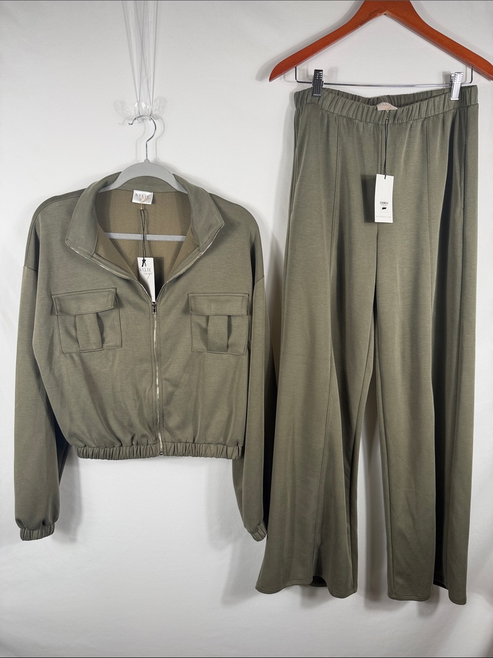Kylie Paige Set Relaxed Wide-Leg Pants & Cropped Jacket in Olive Green. Size M